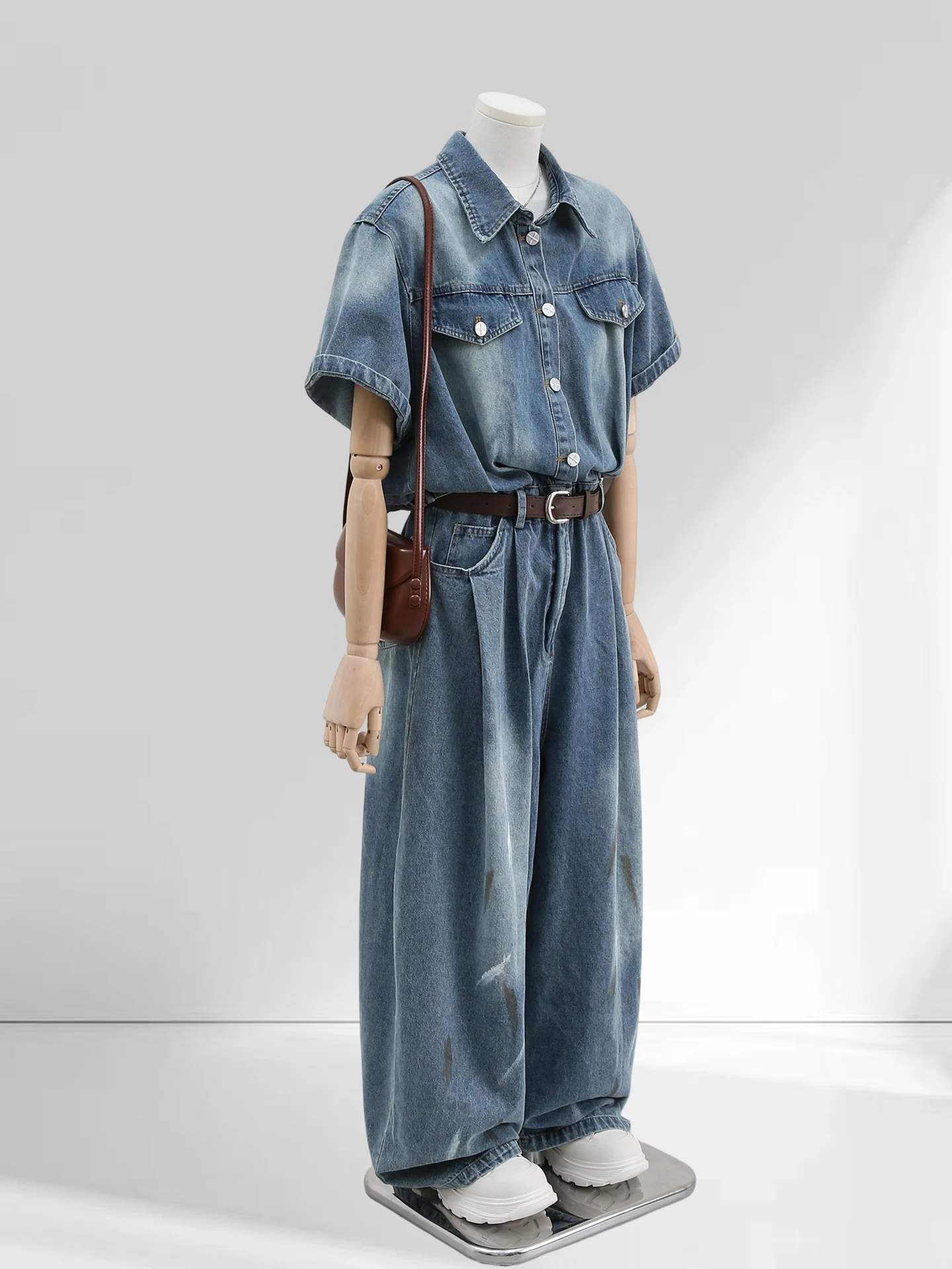 ชุดเดนิมสีน้ำเงินเข้มแบบจั๊มสูทสำหรับผู้หญิง ฤดูร้อน 2025 แฟชั่นทรงเข้ารูป เอวสูง กางเกงขายาวทรงกว้าง สไตล์เกาหลี เหมาะสำหรับใส่ไปทำงาน