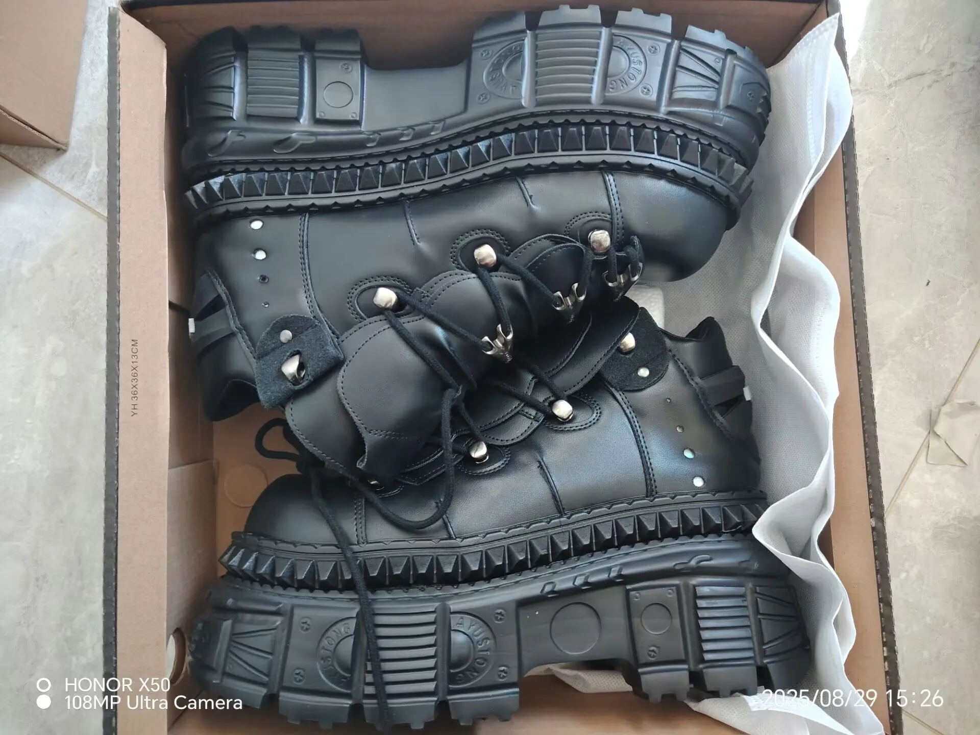 2025 ロック機関車スモールレザーゴスプラットフォームレトロメタルハイトップストリートシューティング男性と女性が同じシングルシューズ