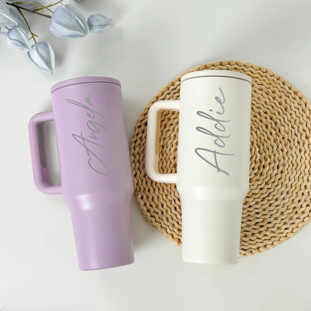 Taza aislada de acero inoxidable tallada personalizada de 40 onzas con nombre personalizado y taza aislada con texto con mango y pajita