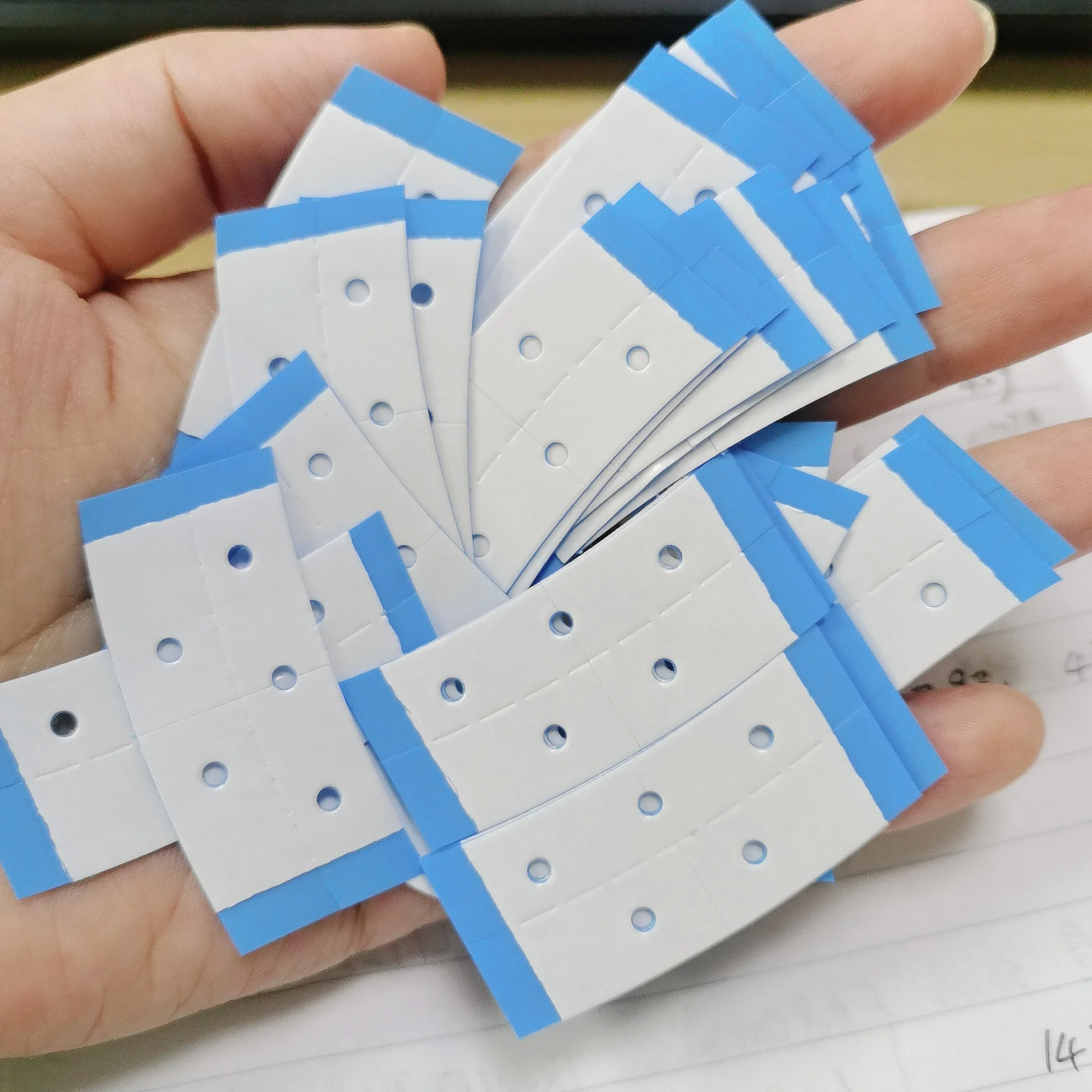 30 قطعة شريط ووكر منحني على الوجهين شريط تثبيت فائق نظام الشعر شريط عقد غراء الترابط لنظام الدانتيل للصالون والشعر المستعار للرجال