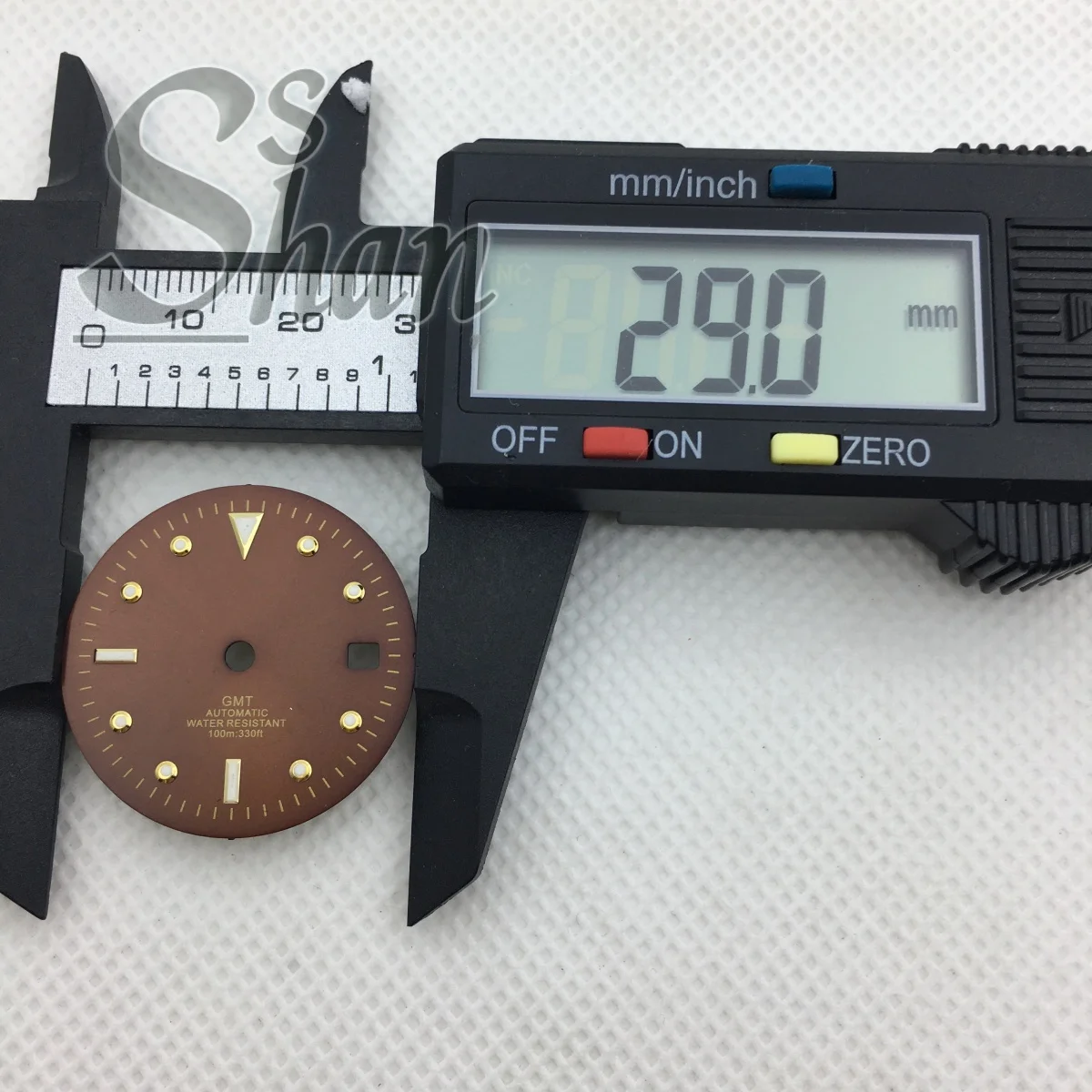 Das 29-mm-Sunburst-Zifferblatt NH34A mit braunem Sunburst-Zifferblatt ist mit dem Automatikwerk NH34A GMT mit Datumsfenster ausgestattet