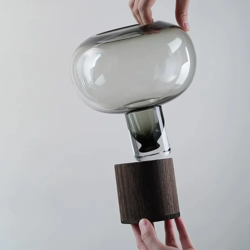 Modern Ins minimally decorated high-end glass vase with flat round wooden base