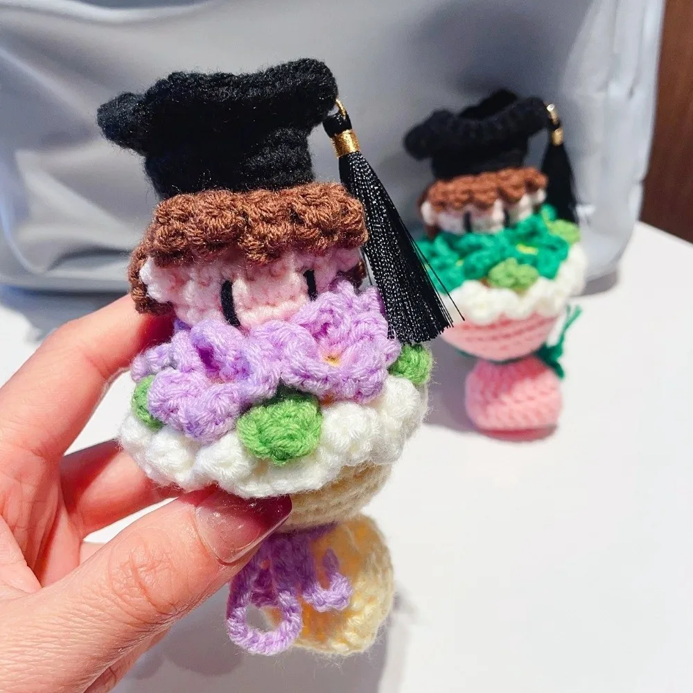 

Забавная вязаная кукла-выпускница, милая 13-сантиметровая кукла-цветок ручной работы с докторской шапочкой, вязаный крючком букет, сезон выпускных.