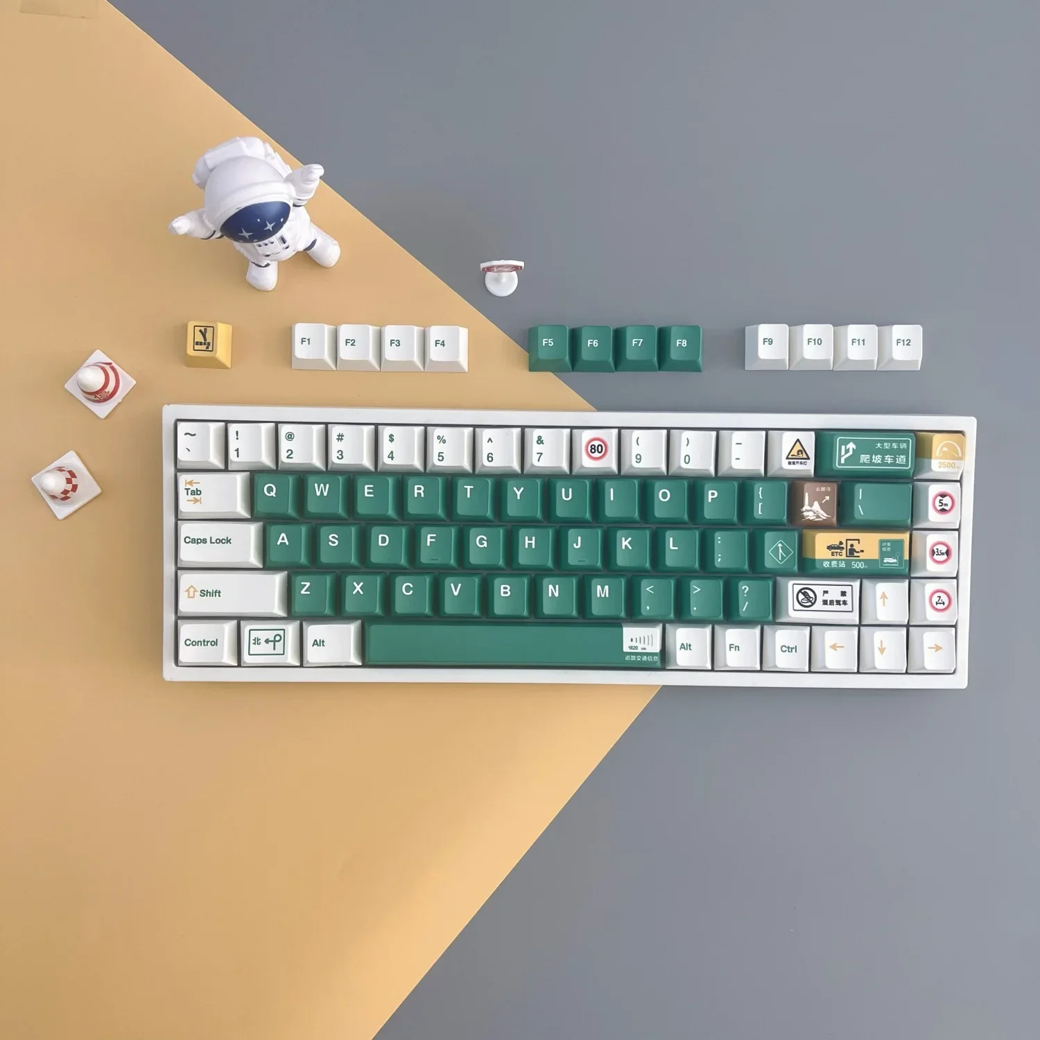 

Highway green travel theme pbt keycap original height opaque five-sided thermal sublimation