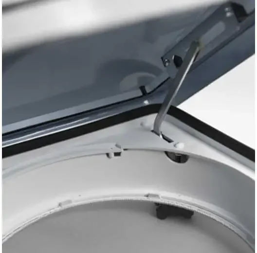 RV-Dachentlüftungsventilator. Integrierter Thermostat. Der Halbleiter-Regensensor kann manuell gesteuert werden. Handknopf oder steuern am Entlüftungsgehäuse