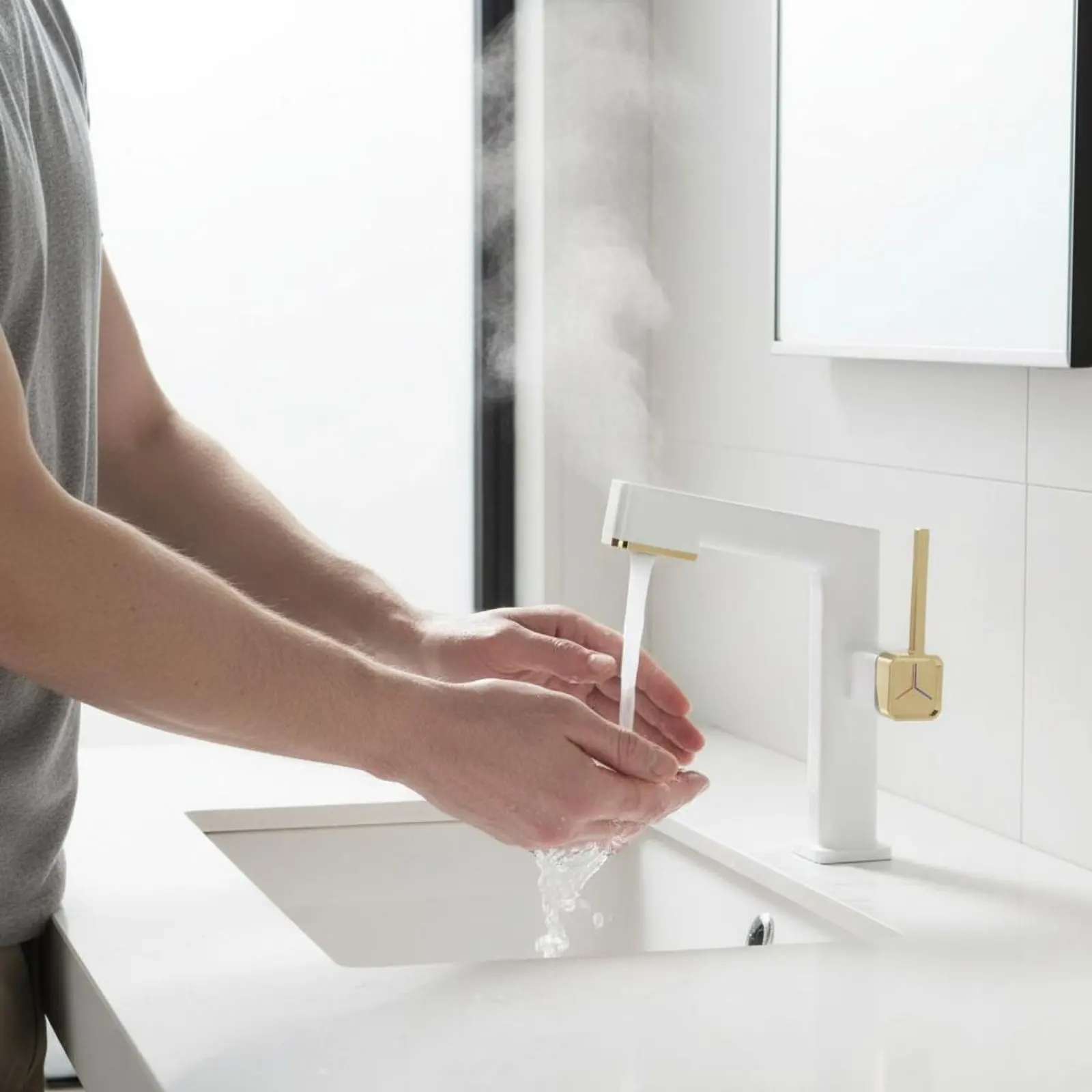 

Pull-Extendable Bathroom Faucet Hot and Cold Water Control Pull Extendable Bathroom Faucet Retractable Basin Water Blending Tap