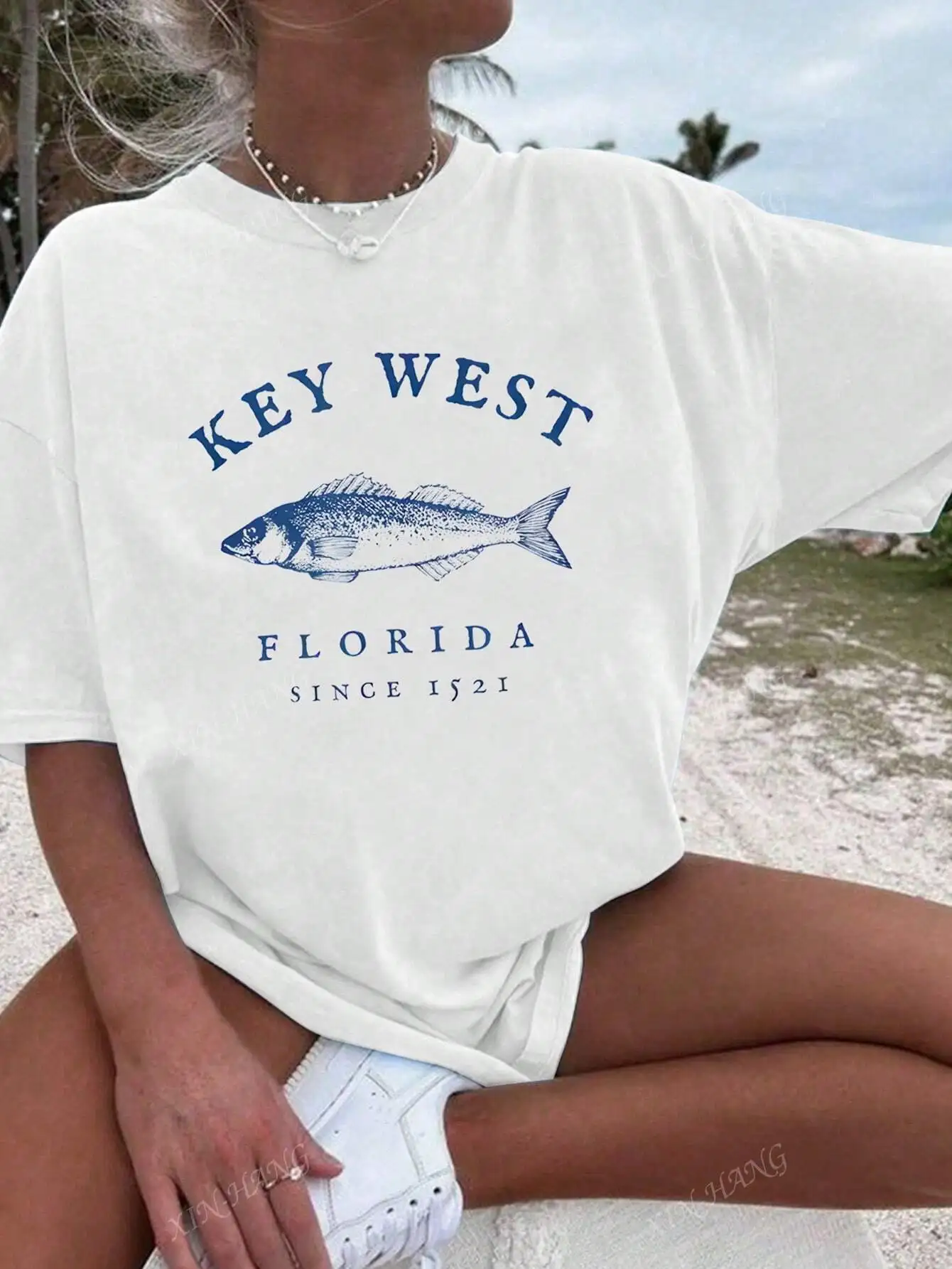 تي شيرت نسائي بمقاس كبير يتميز بـ Key West Florida Fish Graphic Retro Style ملابس كاجوال مريحة لشخصيات متعرجة