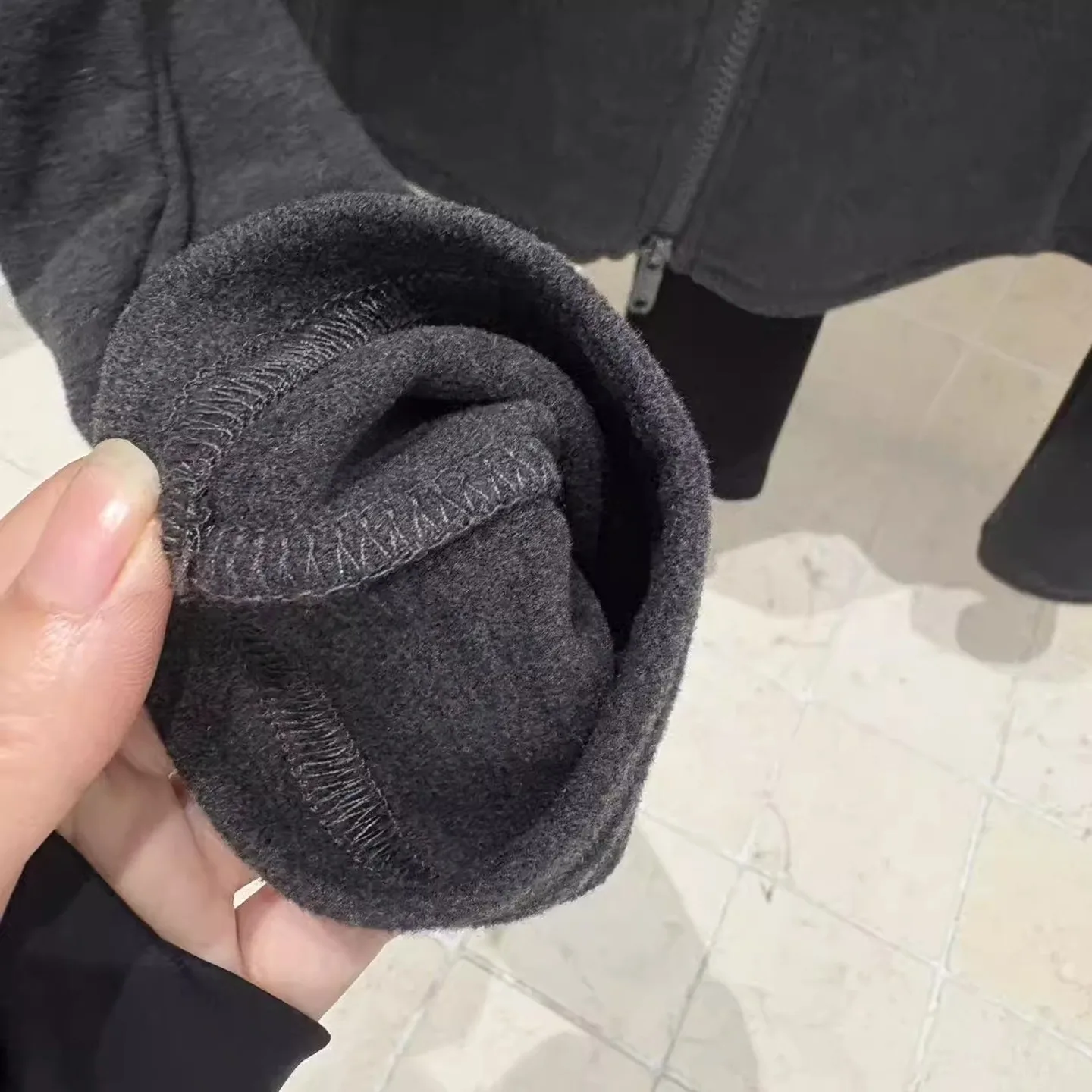 سترة رياضية نسائية طويلة بياقة عالية مبطنة للخريف والشتاء، تصميم جديد أنيق ومريح من مزيج البوليستر