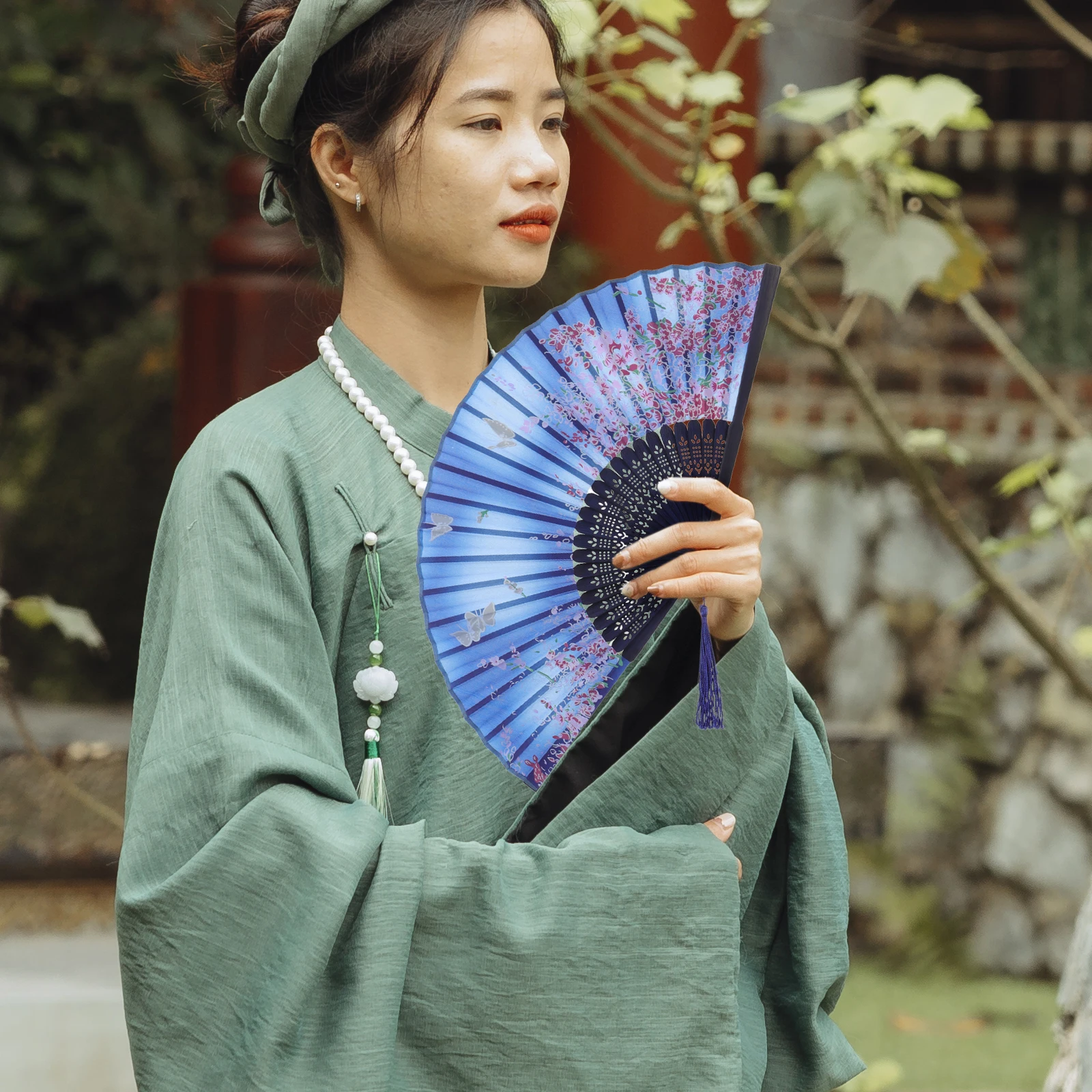 

Classical Folding Fans Handmade Chinese Style Decorative Tassel Fan For Party Photo Props Wedding Stage Vintage Creative Cooling