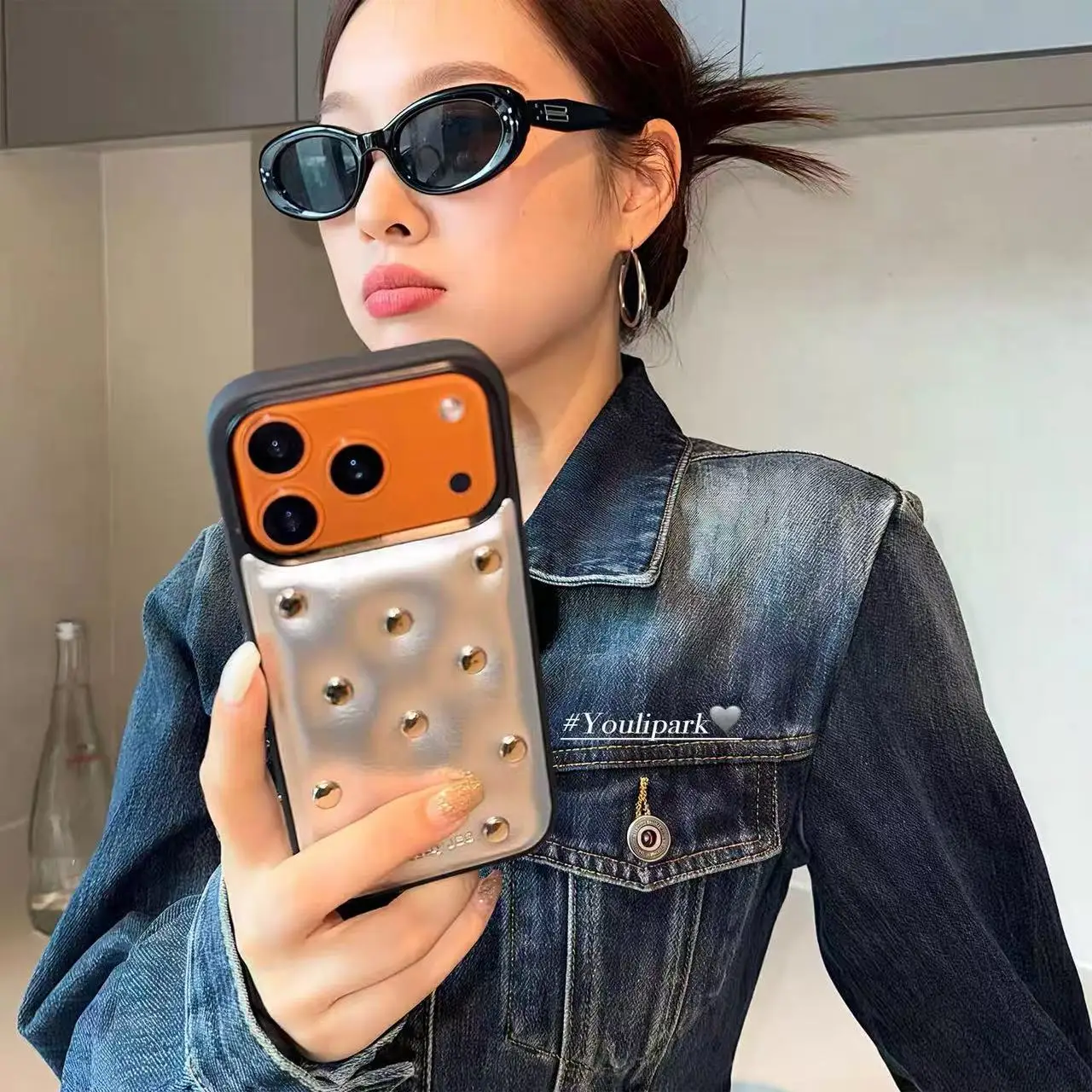 

Leather rivet love lanyard mobile phone case, suitable for iPhone