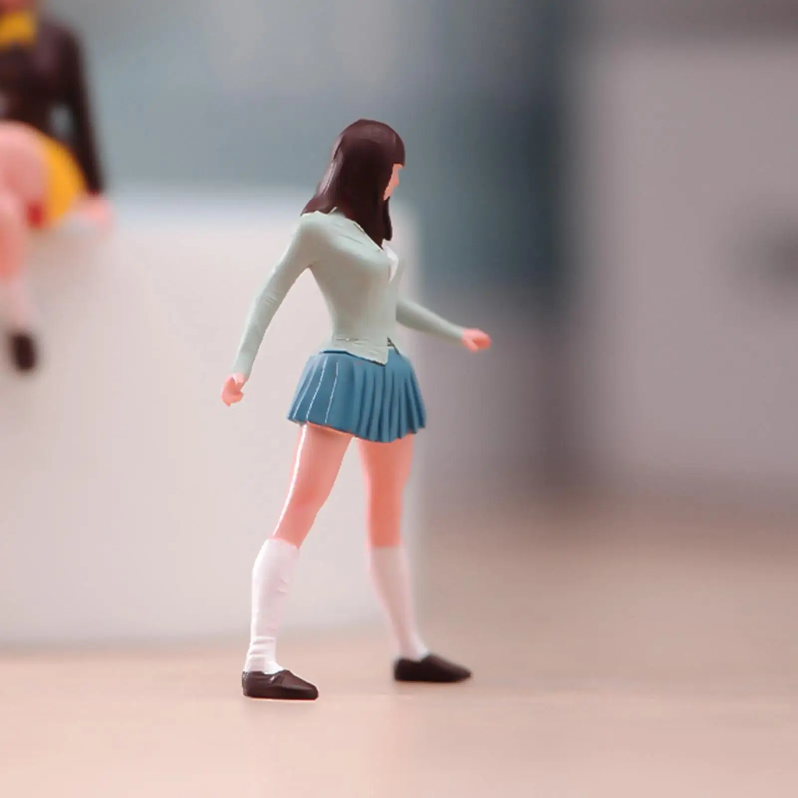 

1/64 Scale Standing Girl Model, Short Skirt Tiny People Model for Desktop Decoration