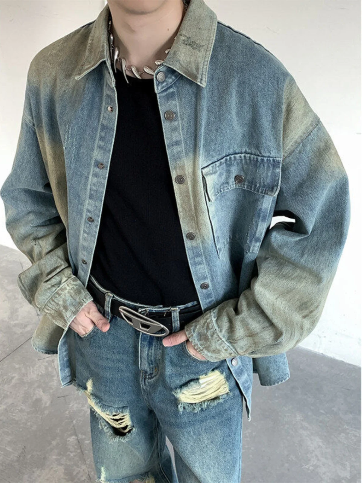 

Мужская джинсовая куртка в стиле ретро-американский винтаж, весенняя новинка, свободного кроя, с эффектом высококачественного материала, удлиненная, с откидным воротником, для повседневной носки.