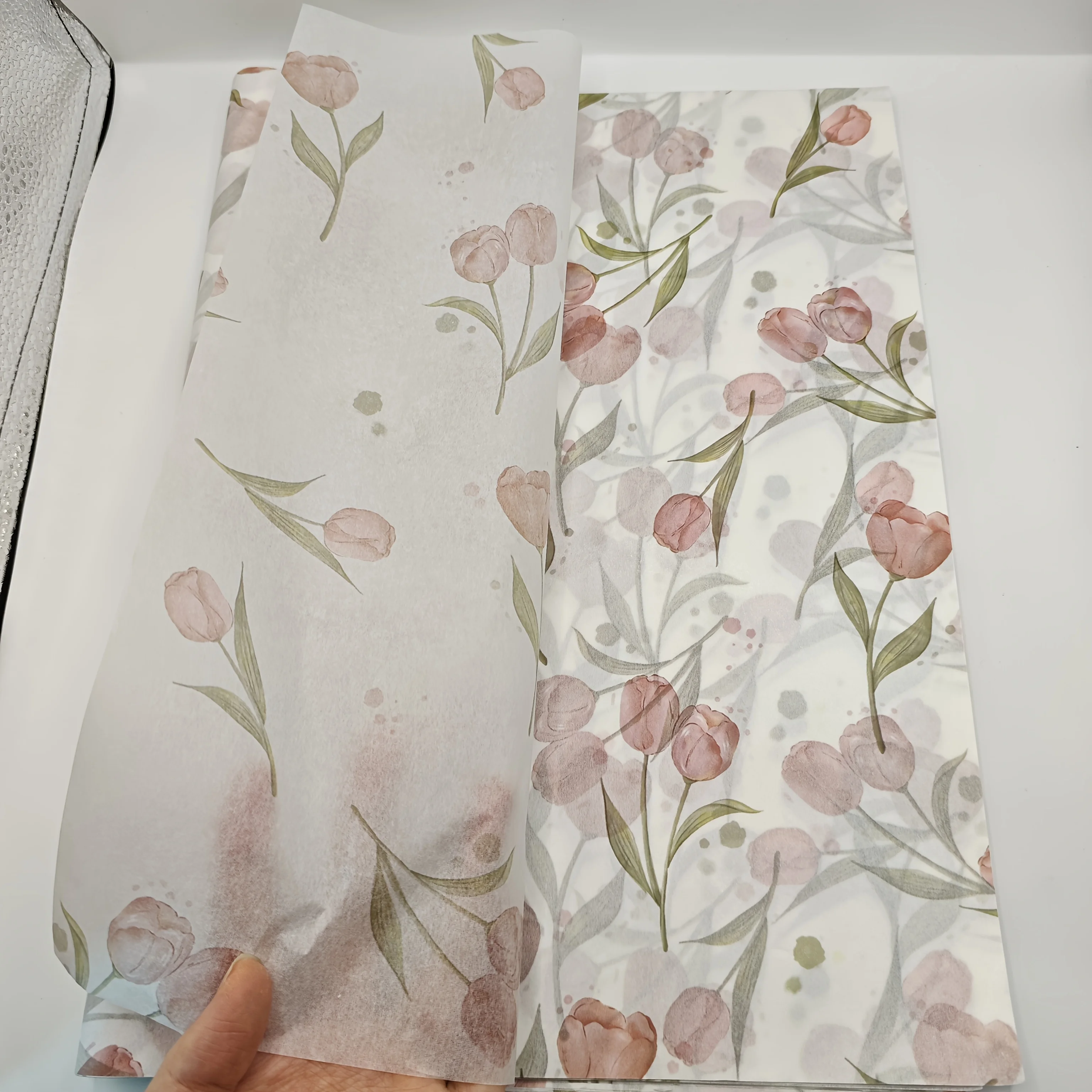 Elegantes Seidenpapier mit Tulpenmuster und grünen Blättern für Geschenkverpackungen, Weinflaschenboxen, Füllungen und Dekoration. – Detail 3