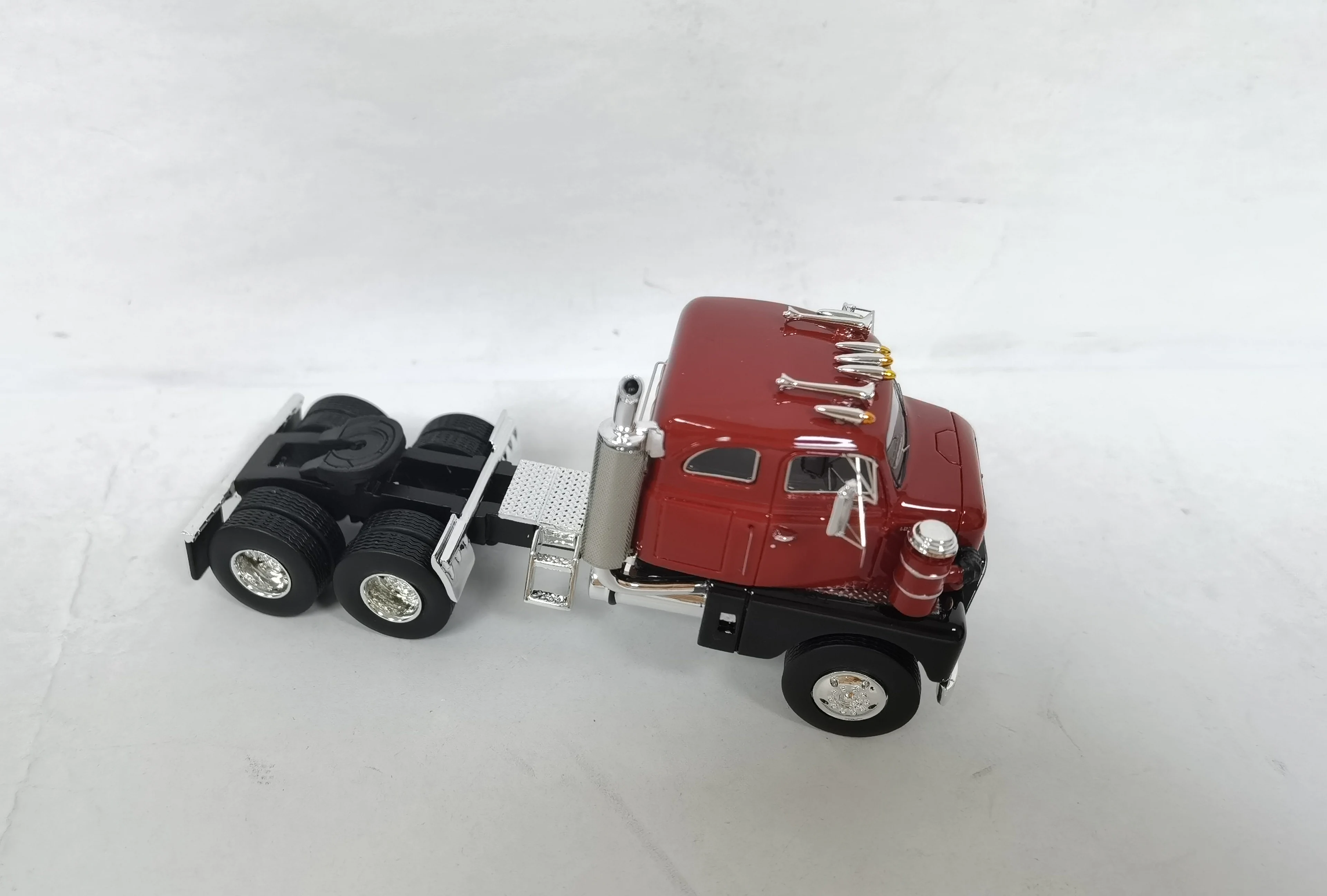 Tracteur international de qualité supérieure en résine, étagère supérieure, échelle 1/64, pour cadeau de collection, rouge