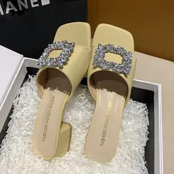 New Slippers Women's Summer Outwear Square Head One Line Drag Diamond Square Buckle Middle Heel Slippers Designer Sandals