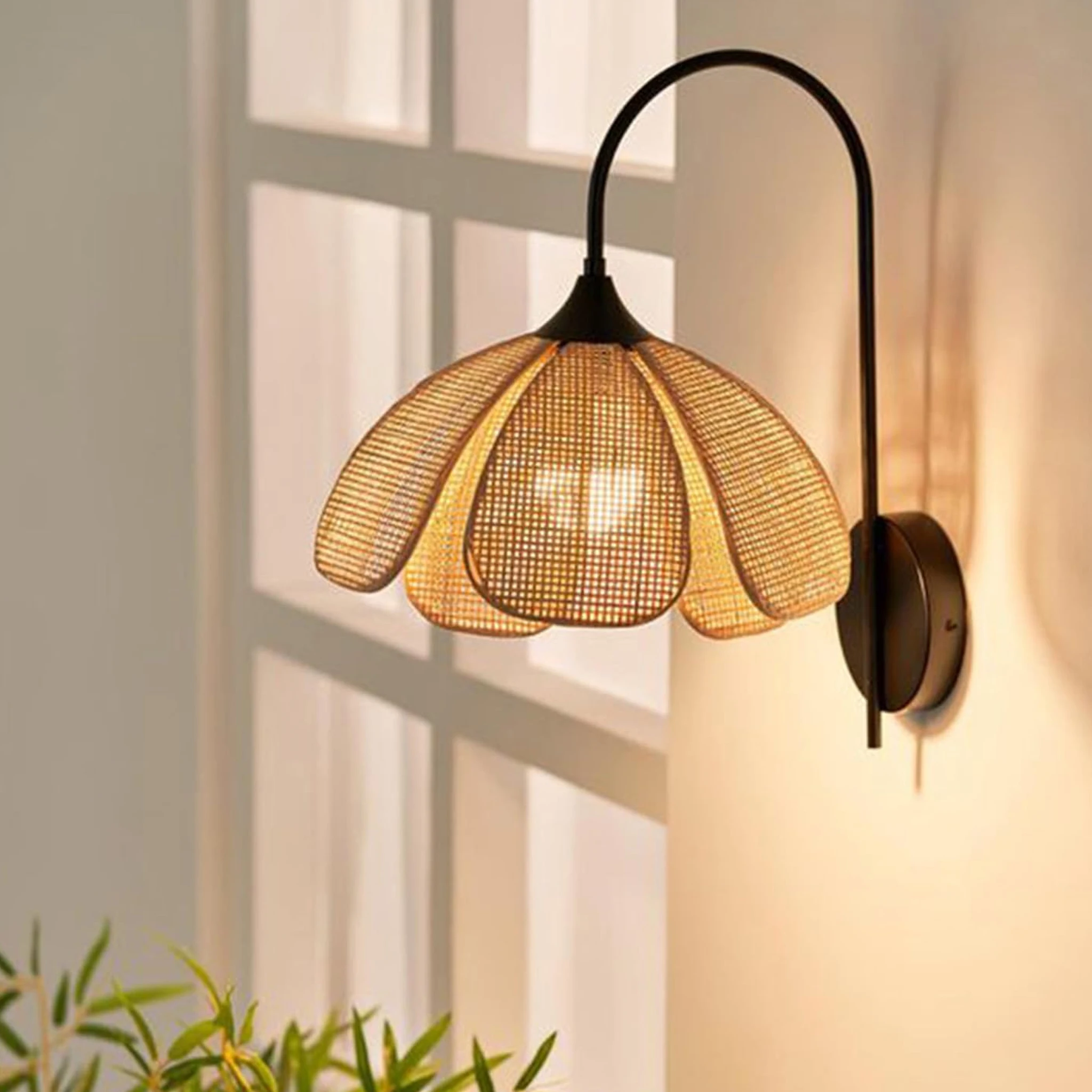 Vintage Petal Wall Light Hand Woven Rattan Wall Sconce Bedroom Living Room Hallway Reading Indoor Lighting Room Decoration