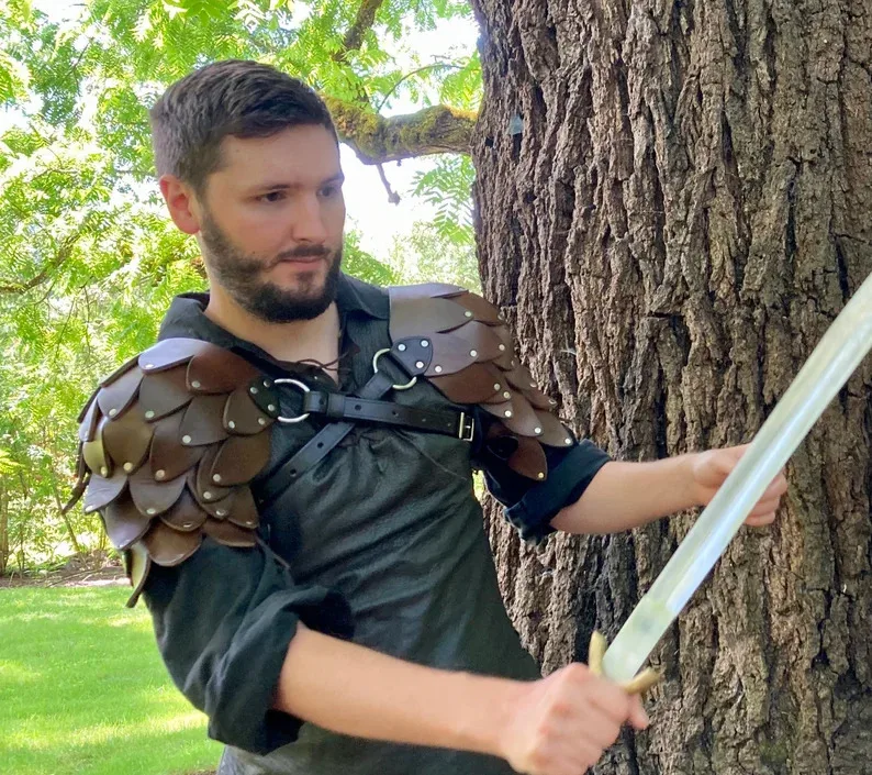 

Medieval Dragon Scale Shoulder Armor Viking Knight Warrior Role Playing Costume Accessories Leather Strap Shoulder Armor Props