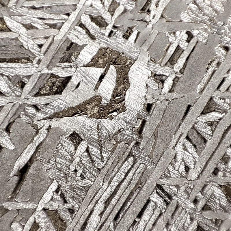 خردة / بقايا مجوهرات من الحديد النيزك، شريحة غير مقطوعة ذات شكل عشوائي مغسولة بالأحماض مع نمط Widmanstatten، مطلية بمضادة للأكسدة #3