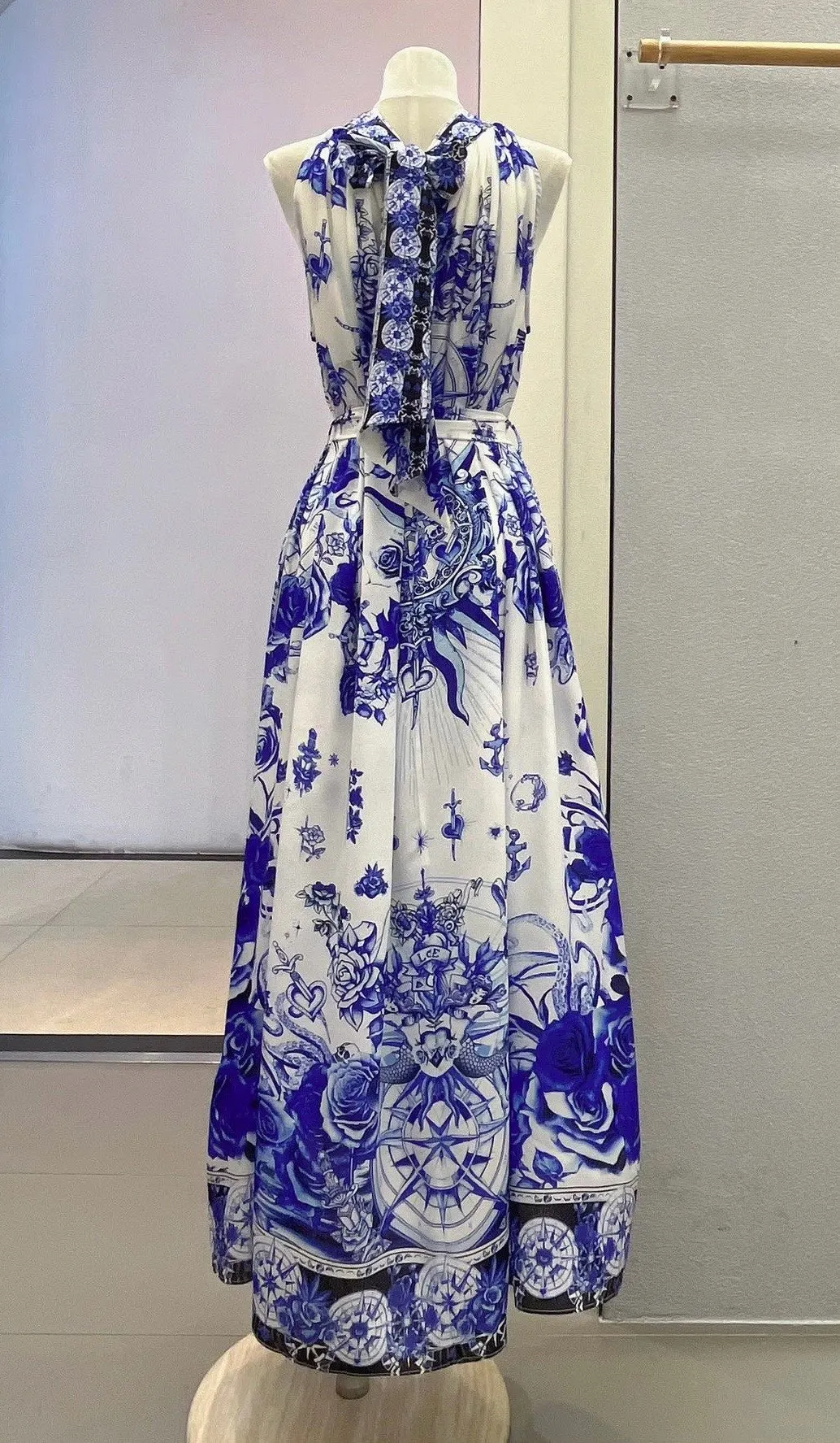 Robe longue en perles de cristal pour femmes, imprimé floral bleu, col licou, sans manches, vacances, 100% soie