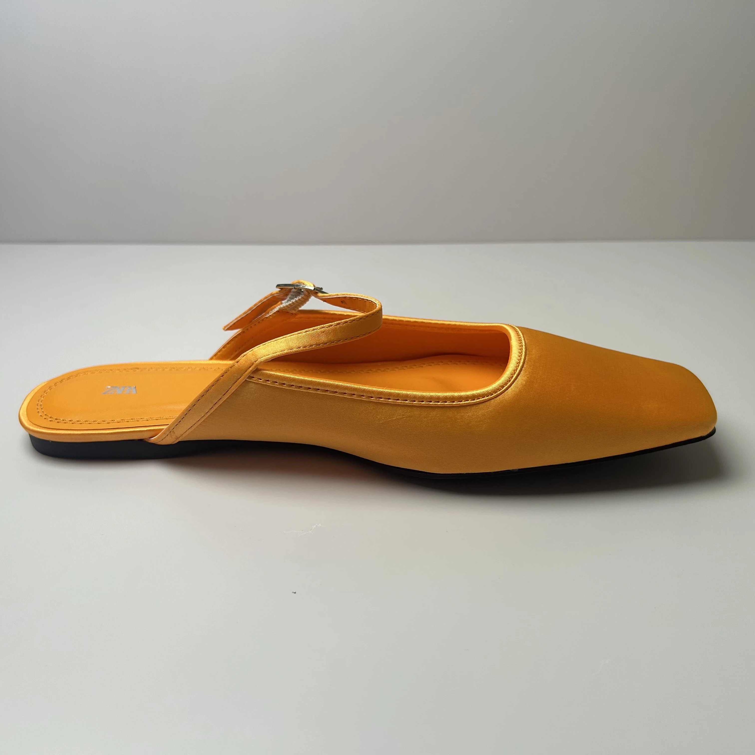 TRAF-zapatillas planas de satén con punta cuadrada para mujer, sandalias informales con hebilla elegante, color naranja, 2024