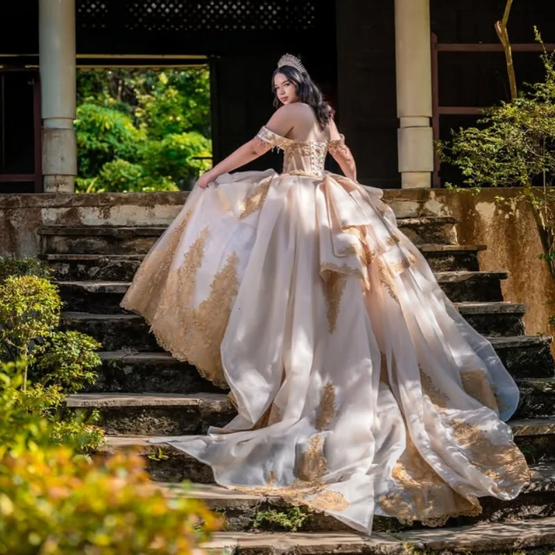 Personalizado cor champanhe quinceanera vestidos fora do ombro apliques dourados camadas cauda longa vestido de 15 quinceanera
