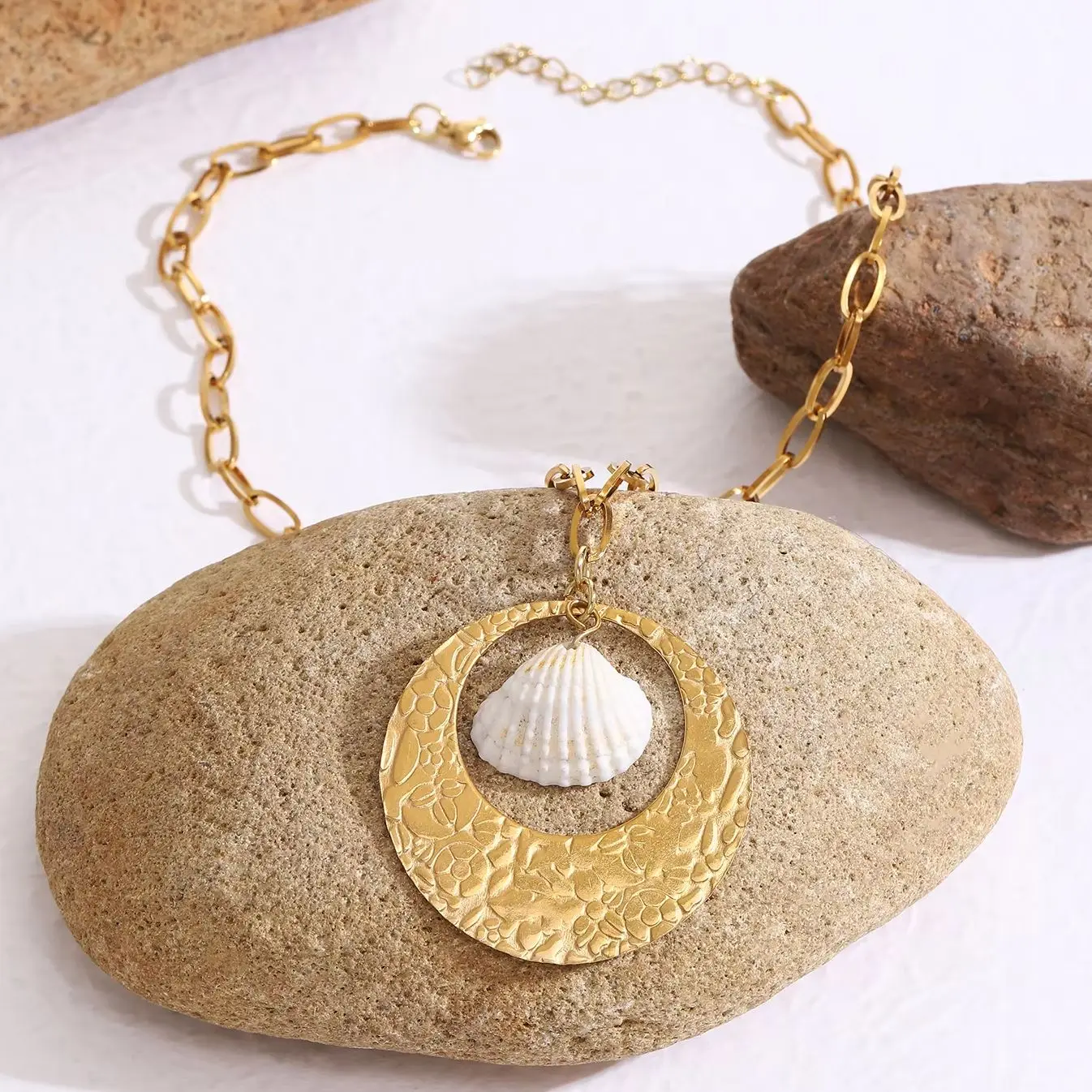 

Summer Beach Shell Hollow Round Pendant Stainless Steel Necklace Adjustable Bohemian for Women Fashion Charm Jewelry Resort Wear
