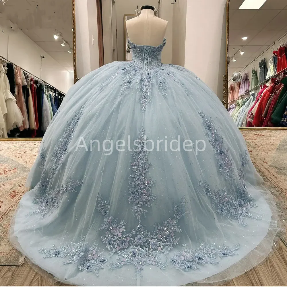 Angelsbridep jasnoniebieska suknia balowa sukienki na Quinceanera 2025 z brokatowymi tiulowymi aplikacjami Cape suknia wieczorowa Vestido De Quinceañera