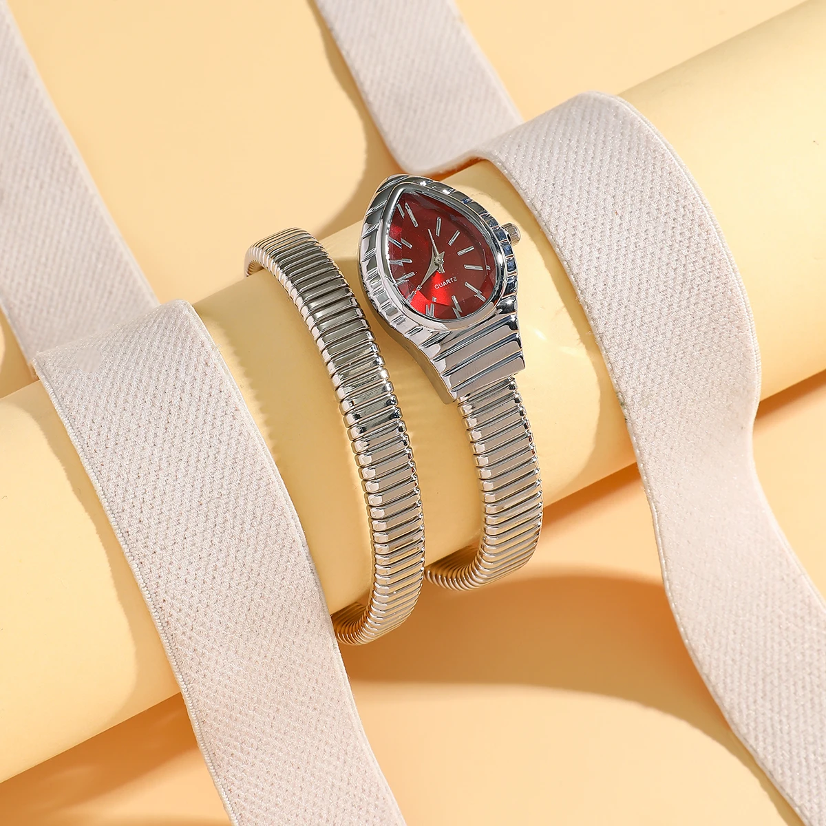 

Гламурные женские часы в форме змеи — полностью серебристый ремешок в виде змеи, кварцевые наручные часы с красным циферблатом в форме капли для женщин, идеально подходят для