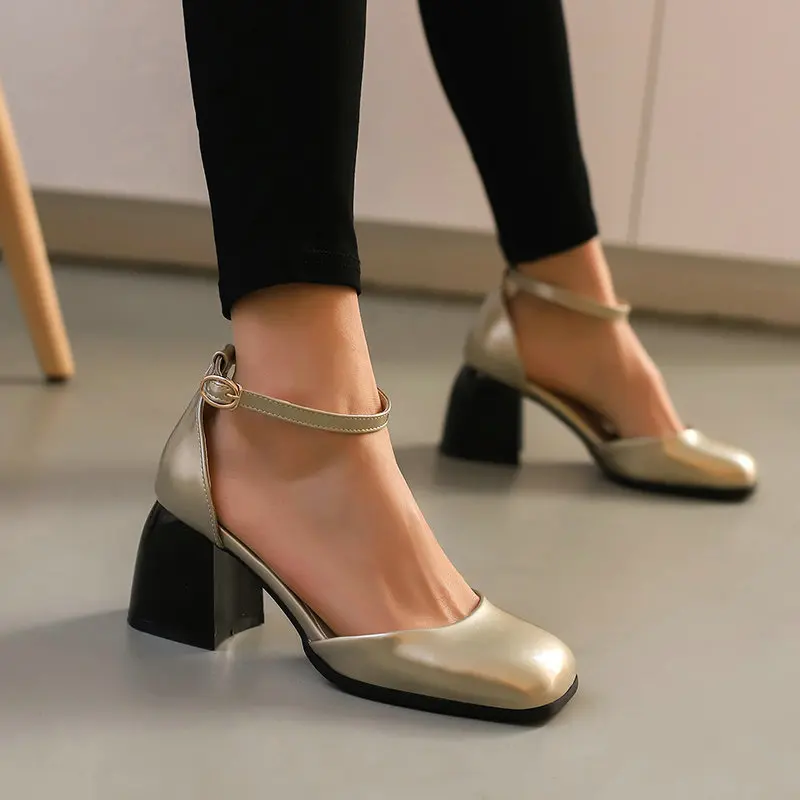 2024 Sandały Block Heels Buckle Shoes Closed Toe Suit Female Beige New Chunky Square Strap Leather Black Low Summer Girls Comfor