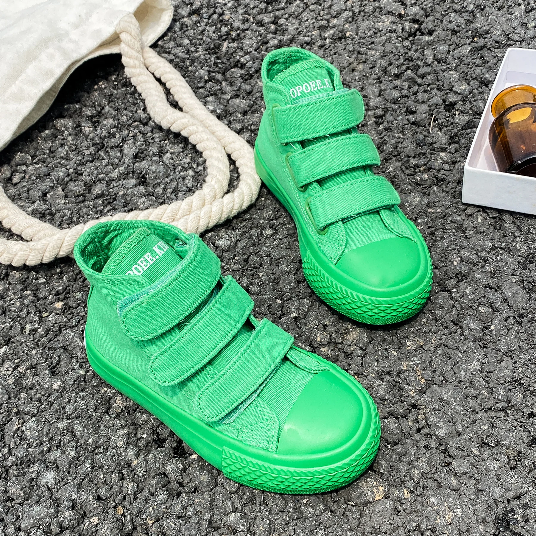 5015 Modische Einfarbige Kinder-Canvas-Schuhe, Jungen- und Mädchen-Boardschuhe, Trendige Kinderschuhe, Mittelhoher Schaft – Detail 3