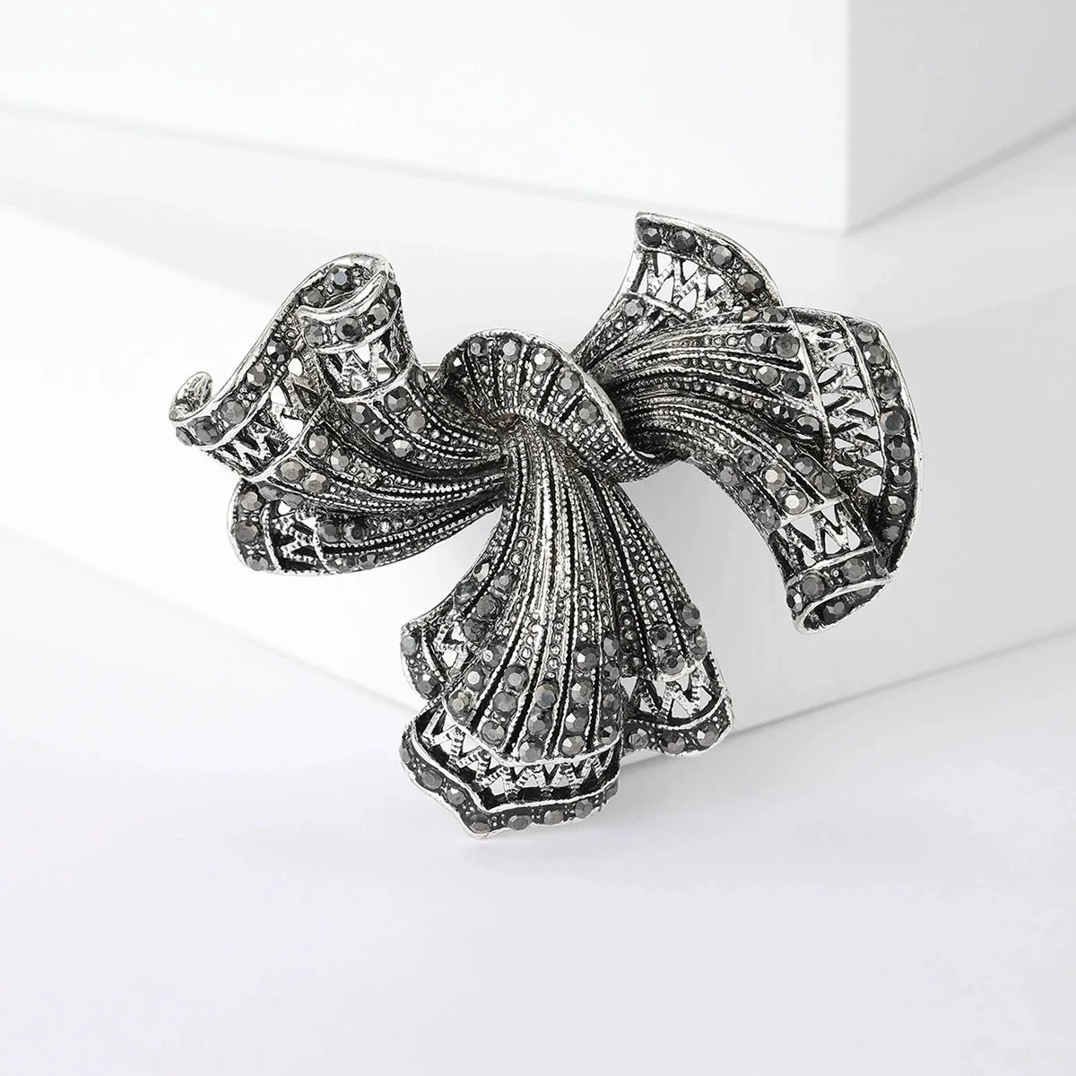 Women's Niche Design Diamond-encrusted Ribbon Brooch Unisex Sweater Scarf Clip Suit Accessories Selling Vintage Everyday Jewelry