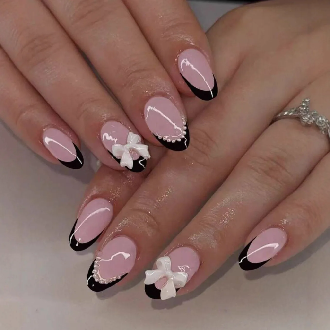 

24Pcs Short Round Head Full Cover Nails Tips with Black Edge 3D Bow Design Fake Nails Pearl Simple Wearable Press on False Nails