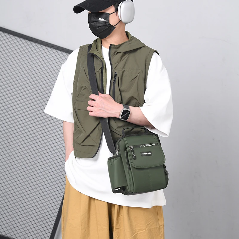 Sportliche quadratische Umhängetasche für Herren – Robuste, weiche Umhängetasche im College-Stil mit multifunktionalen Taschen – Detail 3