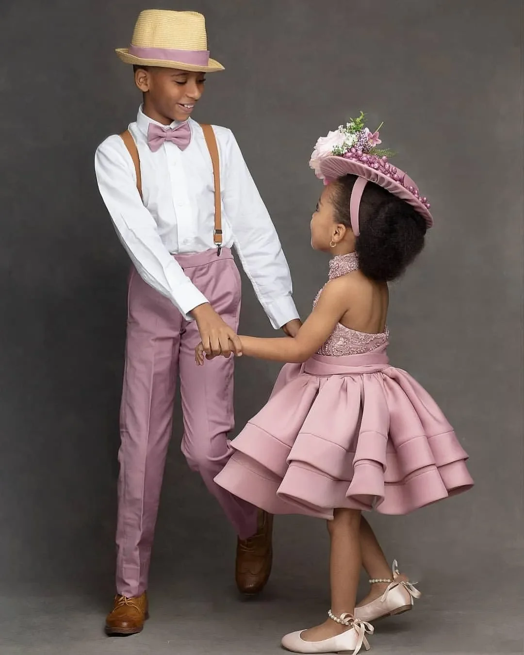 Abiti da ragazza di fiori personalizzati con applicazioni in pizzo senza maniche con scollo all\'americana rosa cipria per matrimoni Abiti da