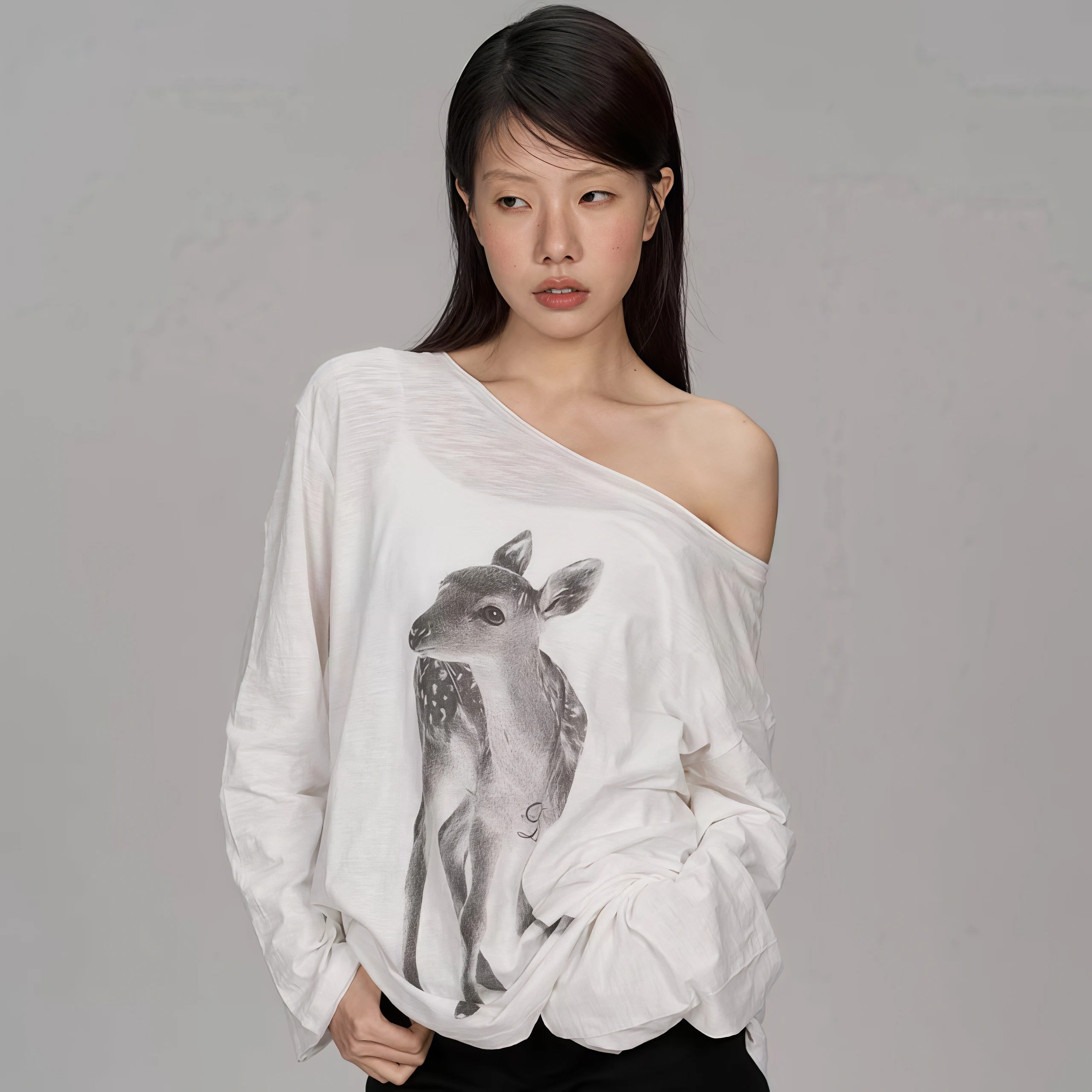 Damen Off-Shoulder Langarm-T-Shirt mit Hirsch-Tier-Print, locker geschnitten, lässig, aus dünner Baumwolle, mit U-Ausschnitt, Oversized-Oberteil – Detail 5