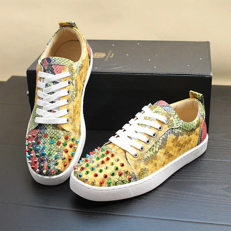 

Новый дизайн, повседневная мужская обувь со змеиной кожей и заклепками, дышащая обувь на плоской подошве со шнуровкой, роскошные брендовые мужские кроссовки на платформе