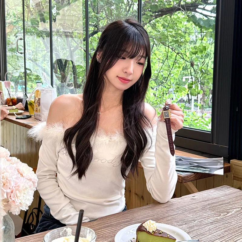 ساعة كوارتز نسائية راقية وبسيطة على شكل مربع مع ملمس فاخر قديم وصغير، مثالية للطلاب.