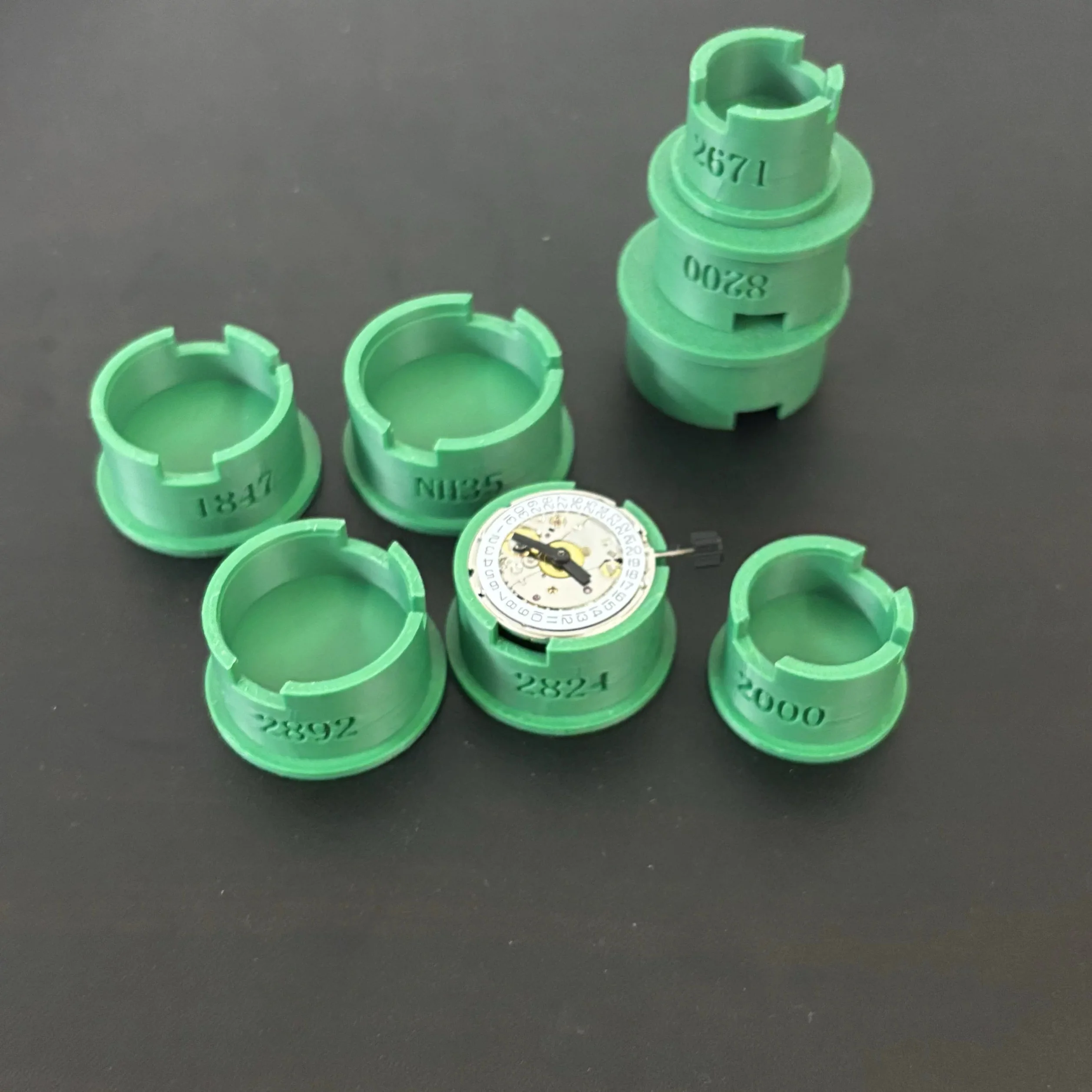 8-teiliges Set 3D-gedruckter Kunststoff-Bewegungshalter für 2824/2892/NH35/1847 Mechanische Uhrwerke zur Wartung