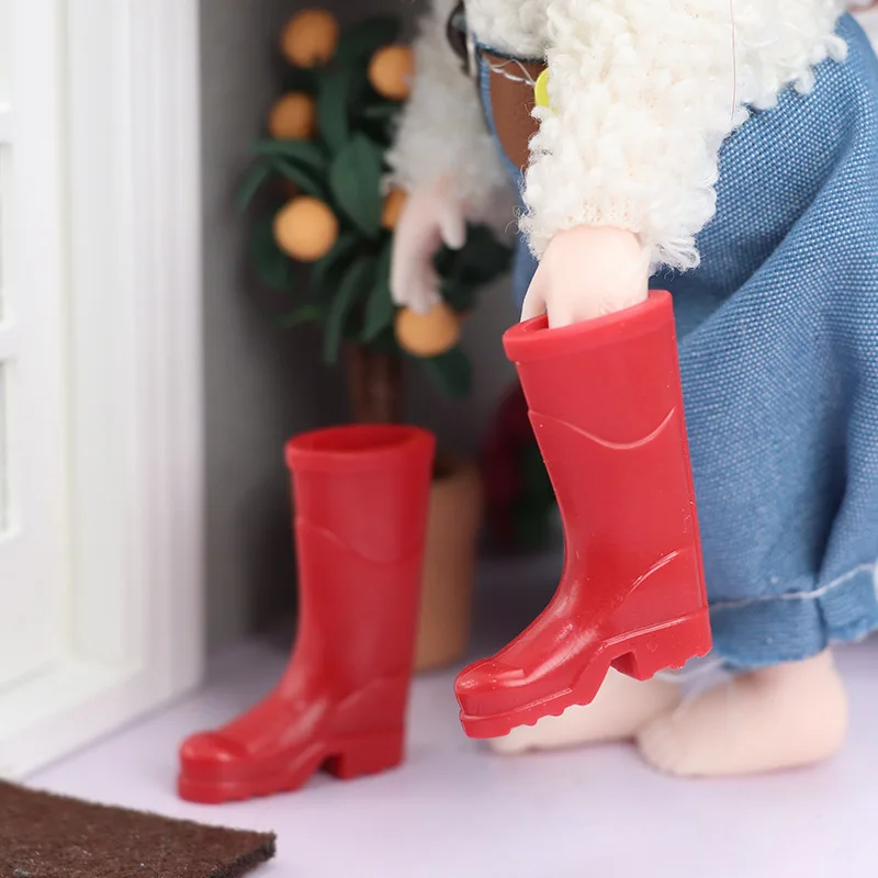 5picecs Scarpe in miniatura per casa delle bambole in scala 1:12 - Stivali da pioggia in plastica realistici |   Accessori per la decorazione della casa delle bambole