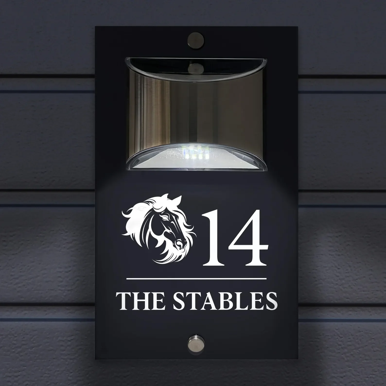 Personalizowane, podświetlane, nowoczesne numery domowe z motywem koni, idealne na prezent na parapetówkę.