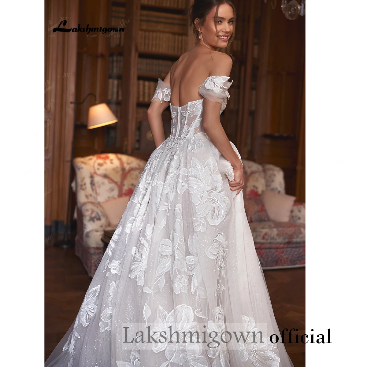 Prinzessinnen-Hochzeitskleid, schulterfreies Ballkleid mit großer Blumenstickerei, glitzerndem Tüll, Korsett-Rücken und langer Schleppe – Detail 7