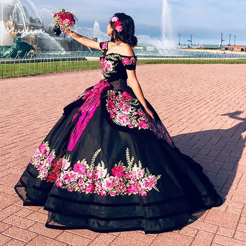 فستان Quinceanera المكسيكي الأسود العتيق مقاس كبير قبالة الكتف مشد مطرز بالزهور Vestidos De 15 Años مخصص