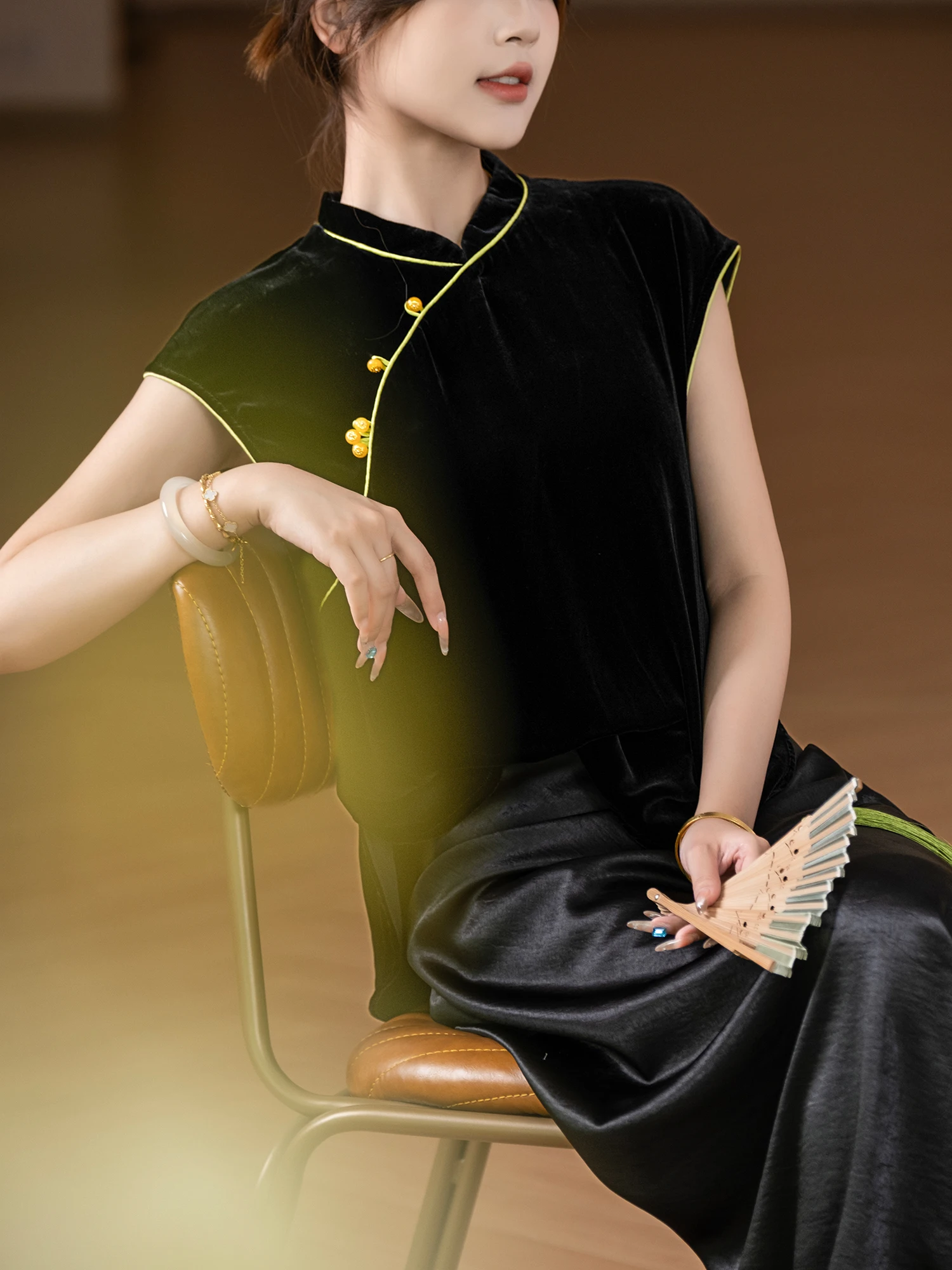 

Летняя женская футболка из китайского шелка Cloud Velvet Elegance с пуговицами, свободного кроя, влагоотводящая