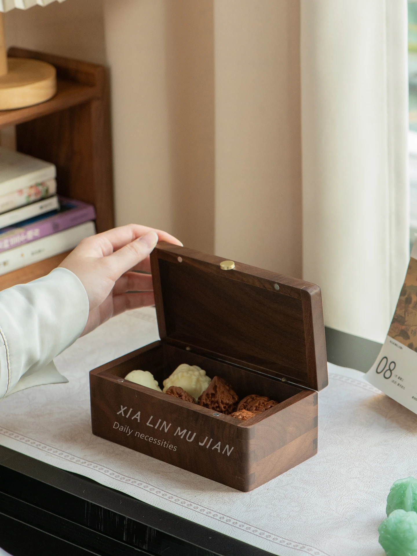 

High-End Bla Walnut Wood Storage Box Rectangular Desktop Accories for Hobbsts And Jewelry Storage Handmade Vintage Sle