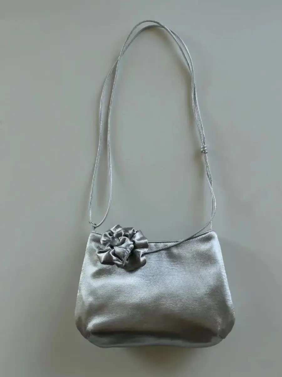 Borsa a secchiello in raso argento Miyagawa per donna 2024 nuova moda coreana nicchia pendolarismo semplici borse a tracolla a spalla singola