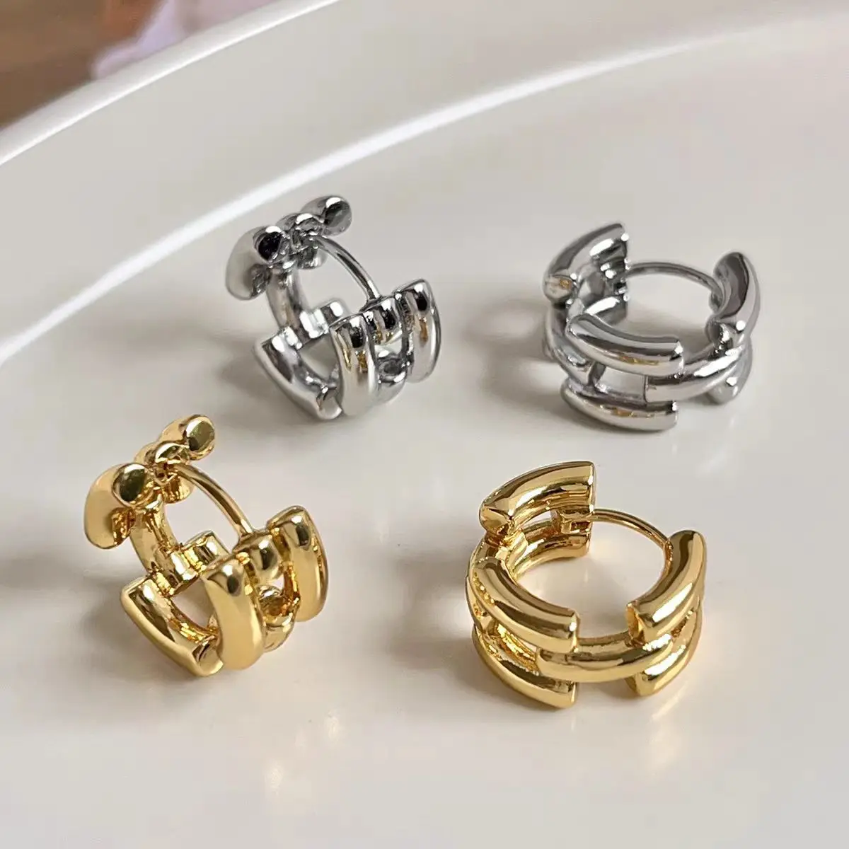 

Jenny&dave Circular Geometric Interlocking Earrings Electroplated With Irregular Circular Ear Loops And Earrings