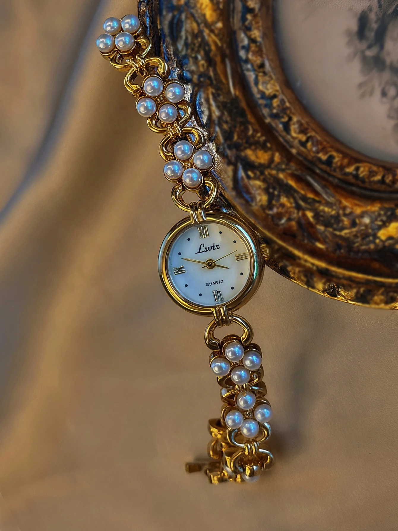 1 ساعة ذهبية فرنسية جديدة أنيقة مرصعة باللؤلؤ قابلة للوصول إليها فاخرة ريترو أنيقة أنيقة موضة ساعة نسائية مستديرة لؤلؤة الأم مقاومة للماء 30 مترًا، مناسبة للارتداء اليومي وتزيين المعصم أو هدايا عيد الميلاد