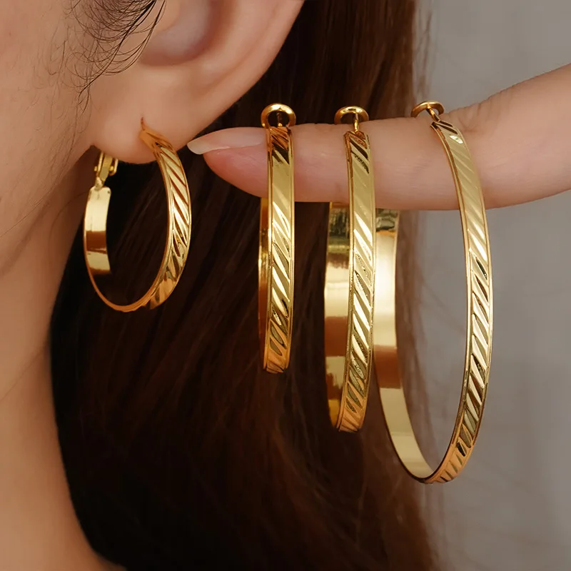 

Large Round Copper Hoop Earrings For Men And Women Simple Gold Hoop Earrings For Punk Hip-Hop Parties.
