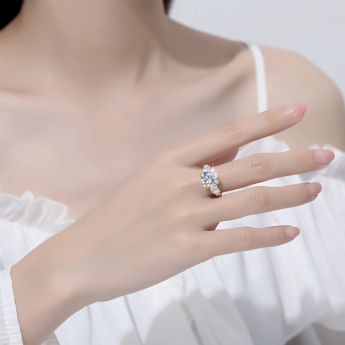 5 Karat Kissenförmiger 3-Stein-Moissanit-Ring aus Gold mit GRA-Zertifikat, D-Farbe, VVS1, Eternity-Verlobungsschmuck für Frauen, Geschenke im Angebot – Detail 5