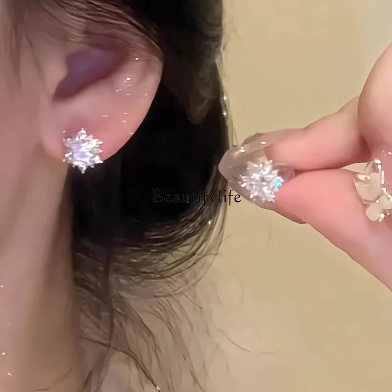 

Super flash zircon snowflake gentle elegance advanced earrings sweet temperament